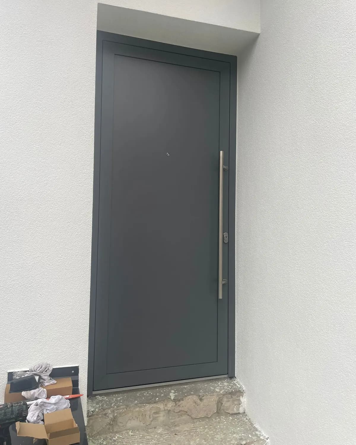 Nové vchodové dveře v antracitové barvě