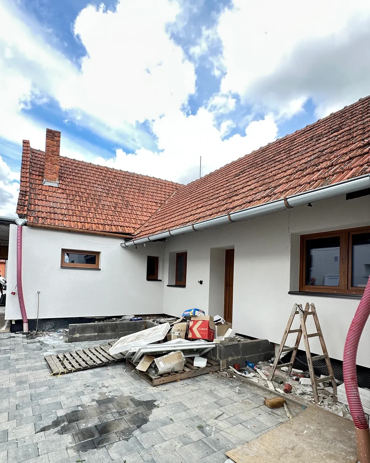 Rekonstrukce rodinného domu v průběhu dokončovacích prací