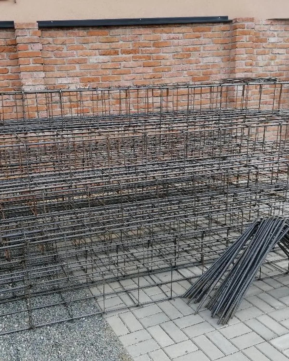 Armokoše připravené k odvozu na stavbu