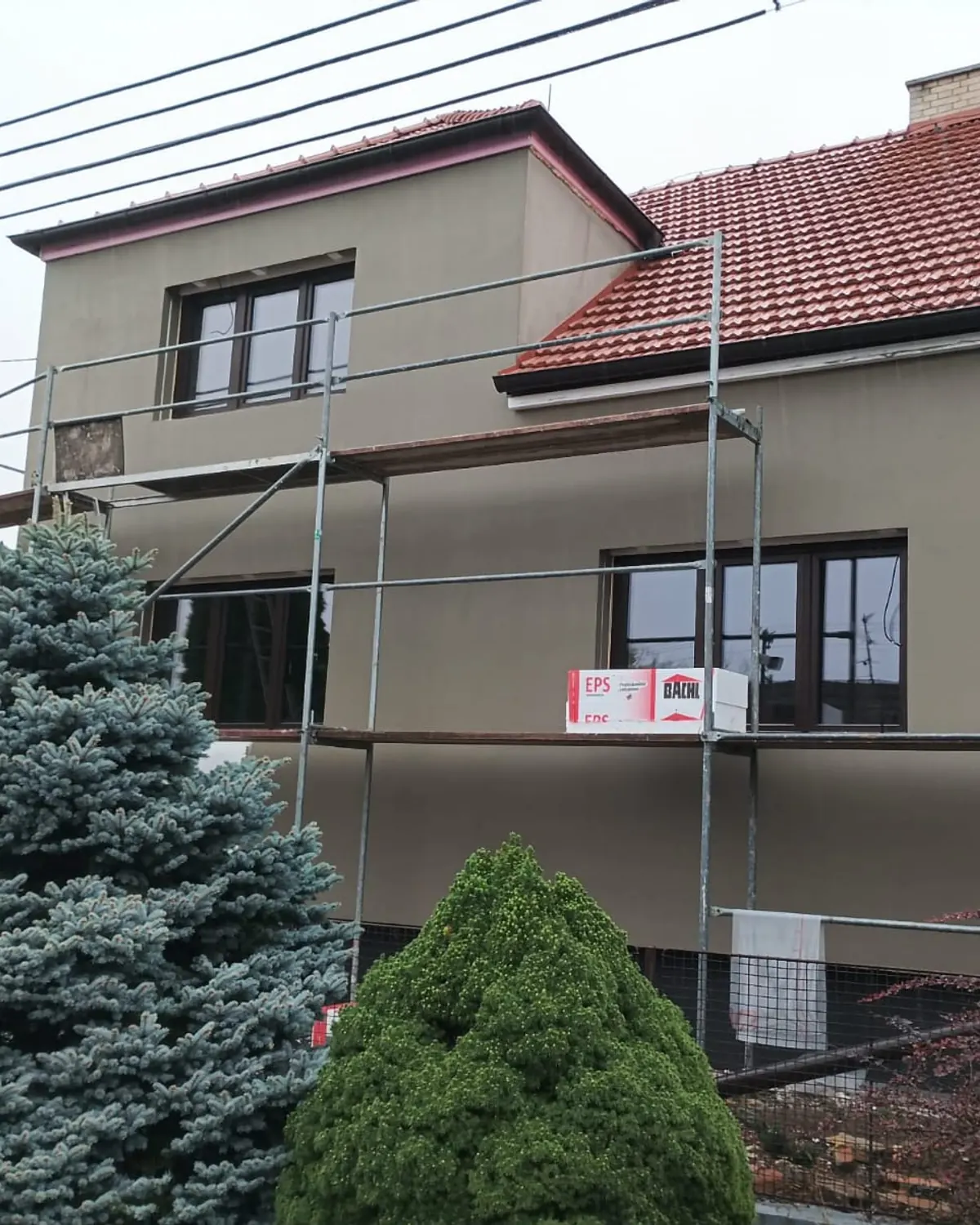 Omítání fasády rodinného domu z lešení